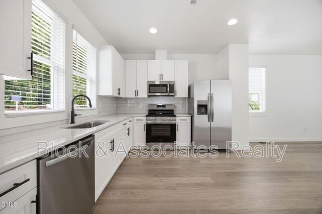 Building Photo - 2815 Wilcox Pl