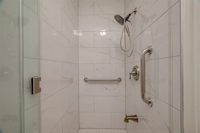 Building Photo - 2112 Limrick Dr