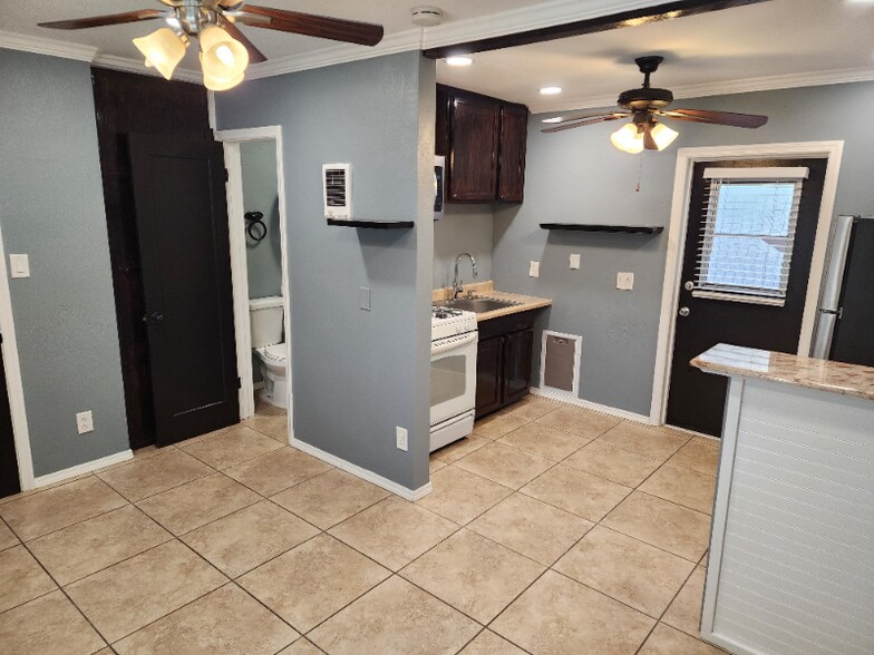 Building Photo - 715 S Pine St