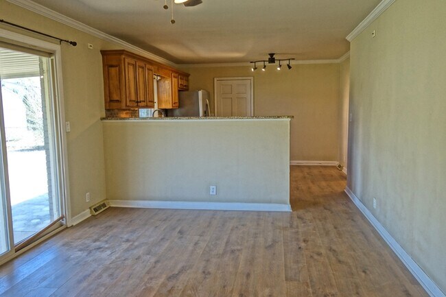 Building Photo - 905 Coronado Ave SE
