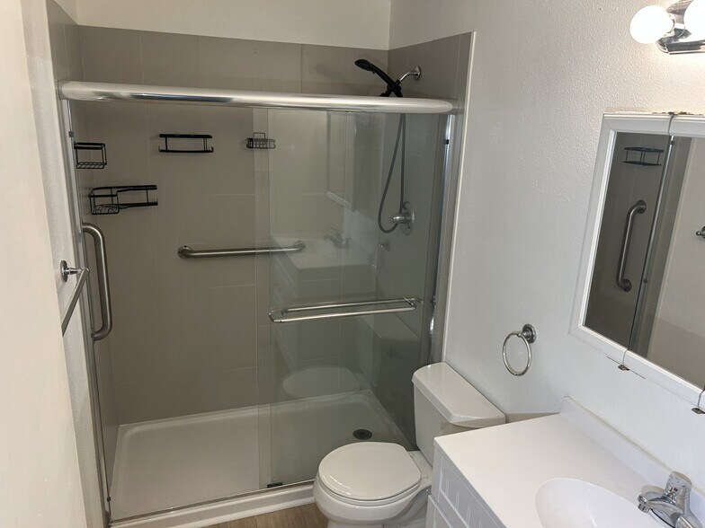 View of shower - 6470 SW 192nd Ave