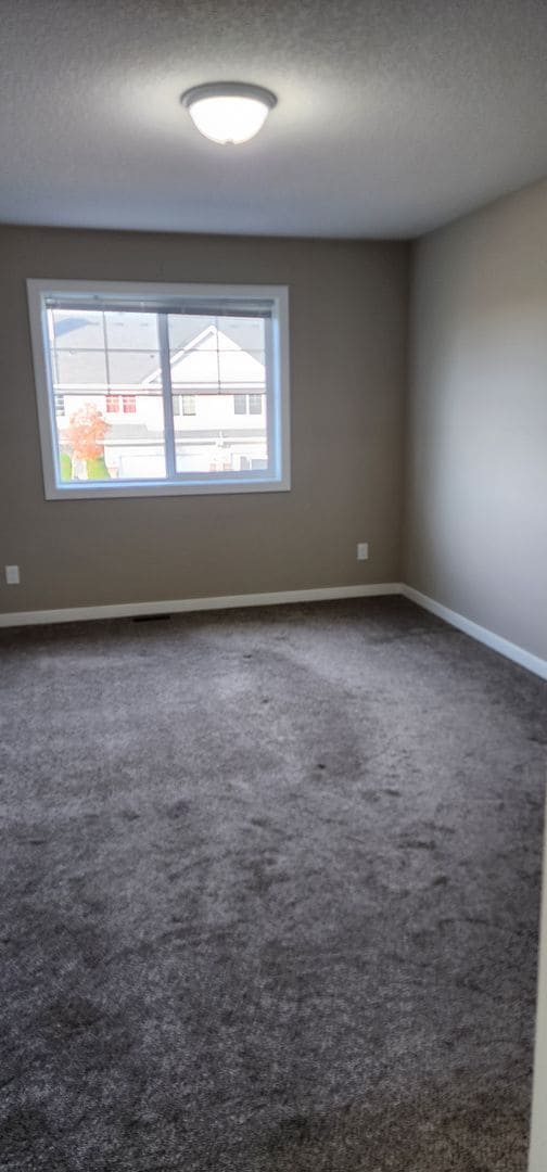 Building Photo - Beautiful 2 Bedroom 1 Bath End Unit Townhouse