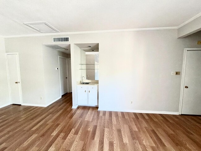 Building Photo - 728 Bering Dr
