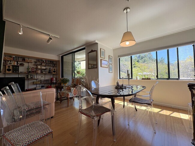 Building Photo - Beautiful 2-Bedroom Corner Condo in Downtown Palo Alto