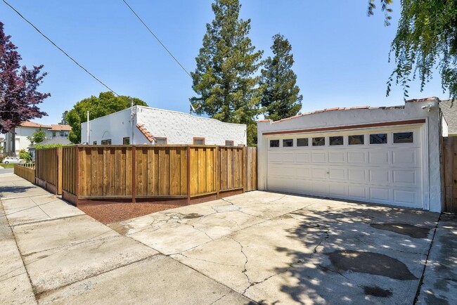 Building Photo - 300 E McKinley Ave