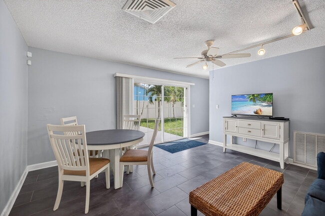 Building Photo - 2025 S Ocean Dr
