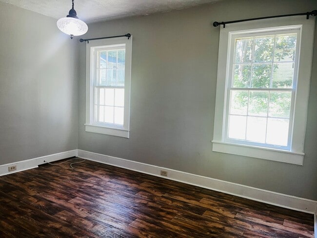 Building Photo - Beautiful 4 bedroom 2 bathroom home in Lagrange! Must see!