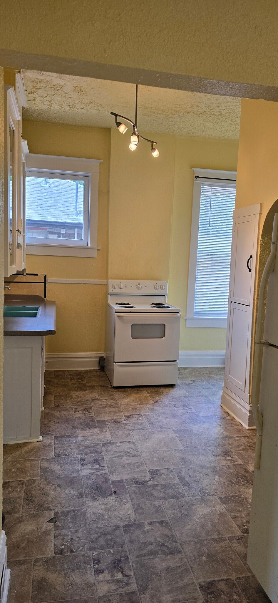 Building Photo - 1057 S 900 E