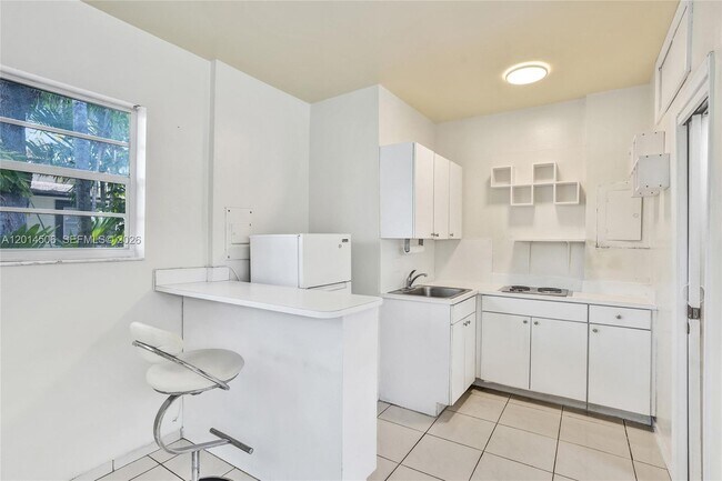 Building Photo - 2420 SW 16th St