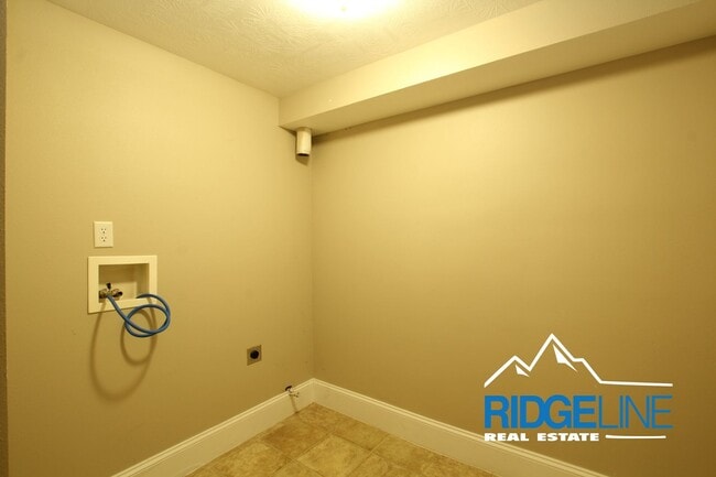 Building Photo - Large Remodeled Condo with Garage for Lease!