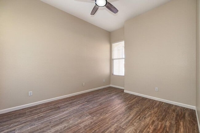 Building Photo - Gorgeous Roseville 4 Bedroom