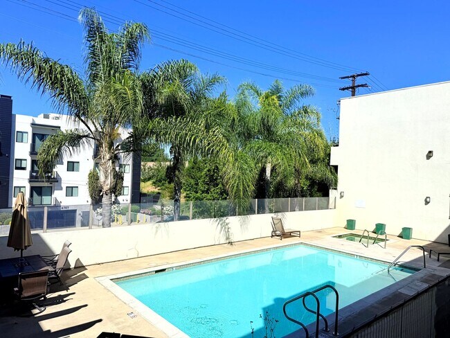 Building Photo - Fantastic Spacious 2 bed 2 bath condo in prime Sherman Oaks - Studio City with Pool and Gym!