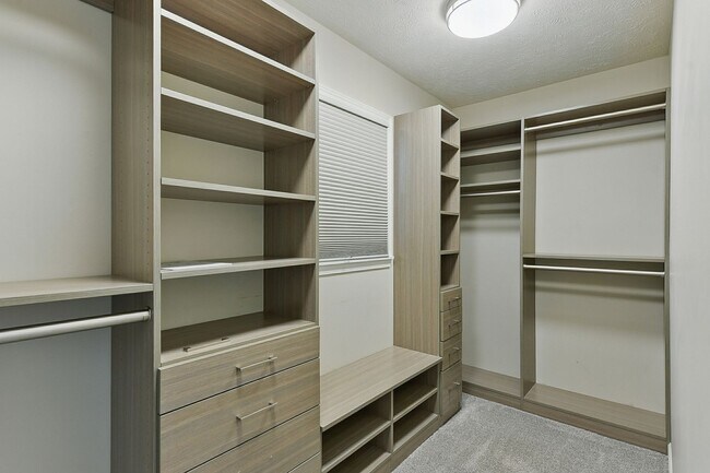 Building Photo - Spacious 4-Bedroom Home for Rent in Desira...