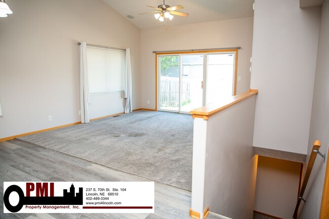 Building Photo - 3 Bedroom and 3 Bathroom Duplex. Available...