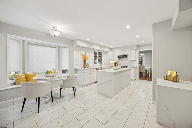 Building Photo - 2 Woodstock Dr