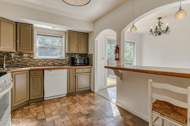 Building Photo - 204 Mill Creek Dr