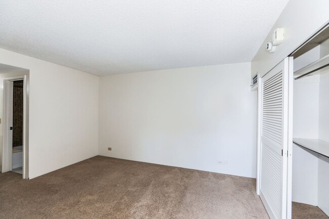 Building Photo - Aloha Towers - 2 bedroom, 2 bath corner unit with 1 covered parking stall