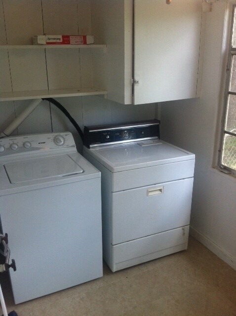 Building Photo - Florence Park South - 2 Bed 1 Bath 1 Garage, Fenced Yard! Large Kitchen!