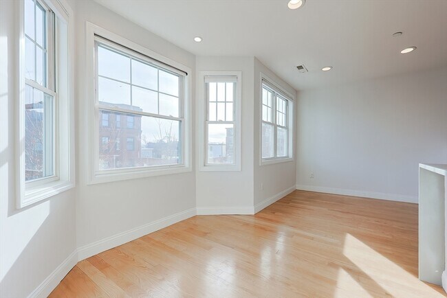 Building Photo - 375 Dorchester St