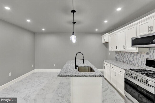 Building Photo - 734 Franklin St