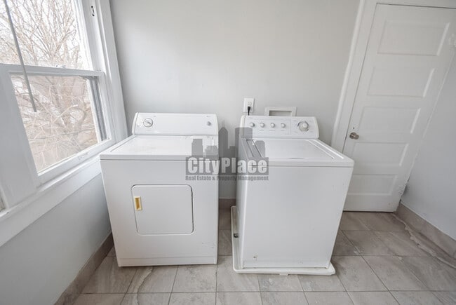 Building Photo - 1320 N Beville Ave