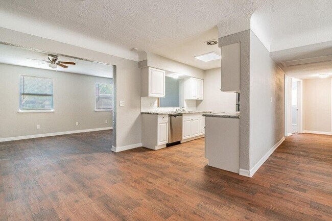 Building Photo - Beautifully updated 3/2/1 1389 Sq. Ft. wit...