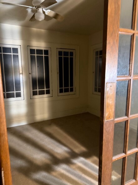 Living soace - 276 Merriman Rd