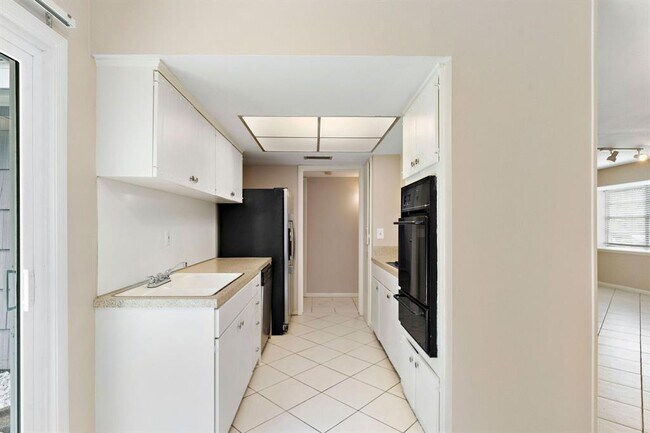 Building Photo - 5522 Ariel St