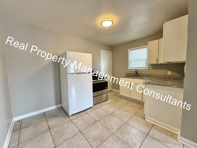 Building Photo - 2 Bed 1 bath lower- level apartment in North Kansas City!