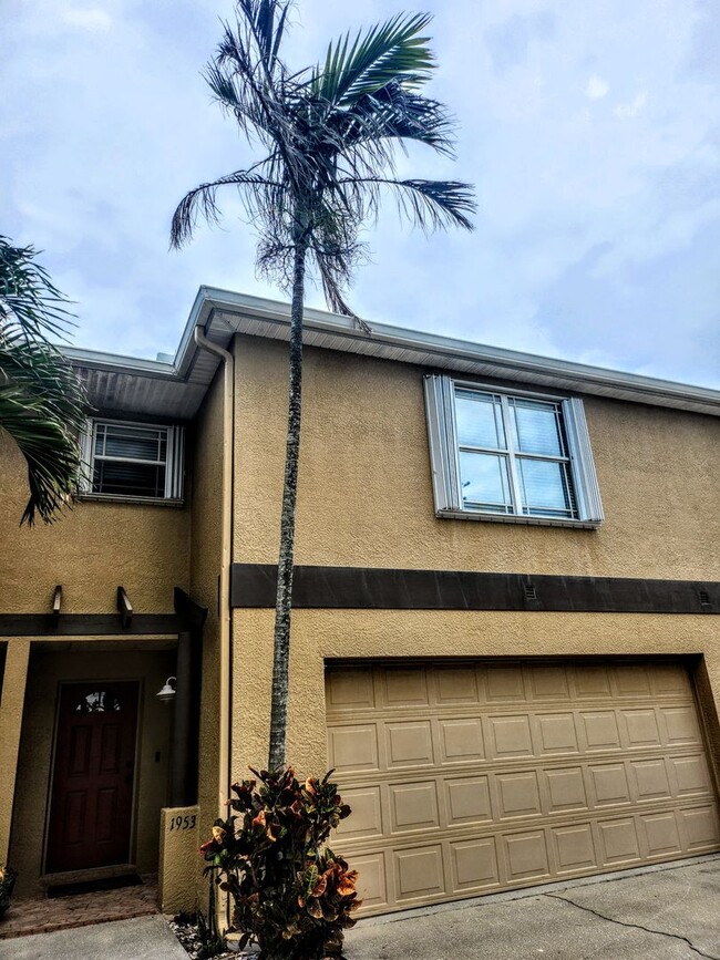 Building Photo - 3 BEDROOM 2 BATH HOME ACROSS FROM BEACH !!!