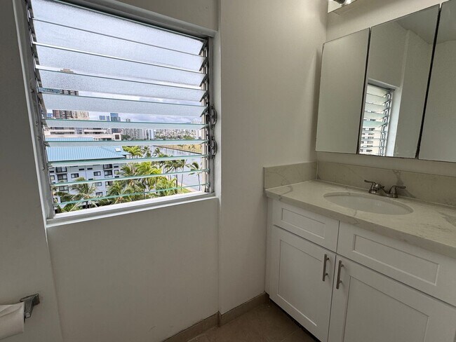 Building Photo - 2 Bed/1.5 Bath/1 Parking at Twin Towers in...