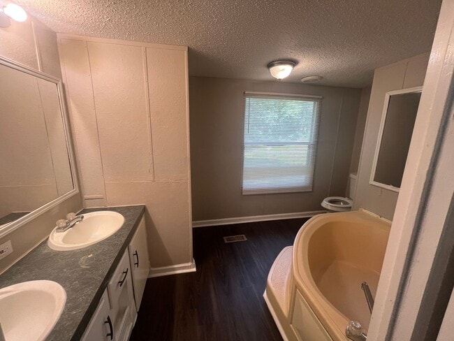 Building Photo - Nice Family home in Ward