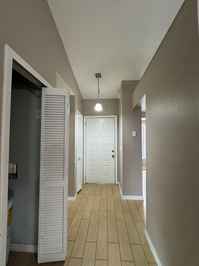 Building Photo - PENDING APPLICATIONS- MOVE IN SPECIAL- Cozy 1 Bed/ 1 Bath in King Oak Villas