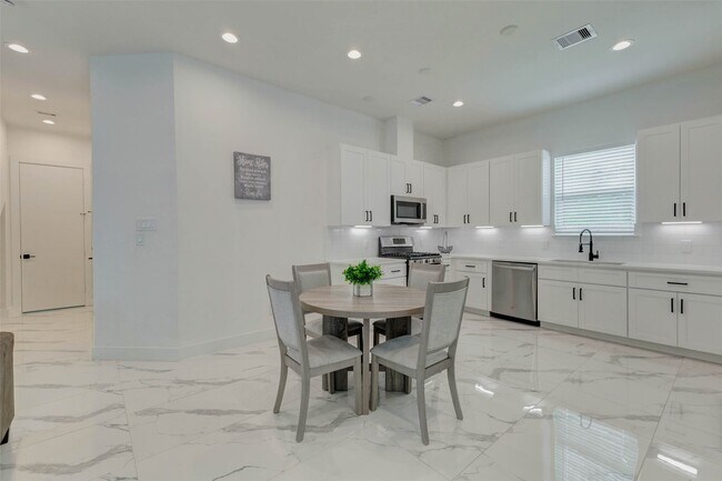 Building Photo - 5727 Elysian St