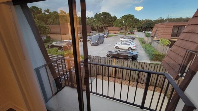 Building Photo - 606 6th Ln