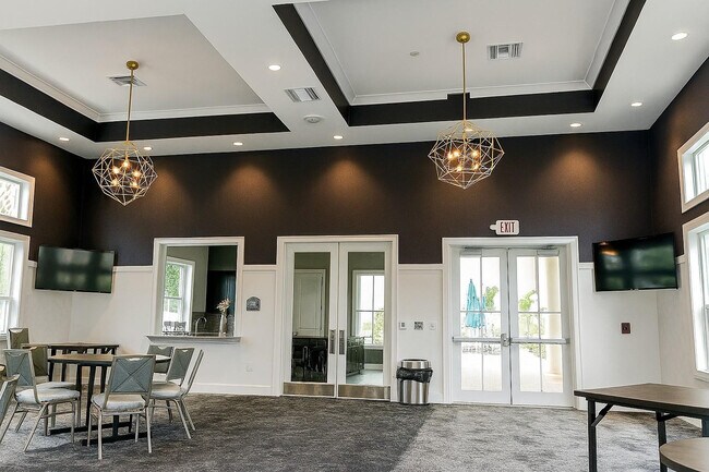 Building Photo - 4200 Hillcrest Dr