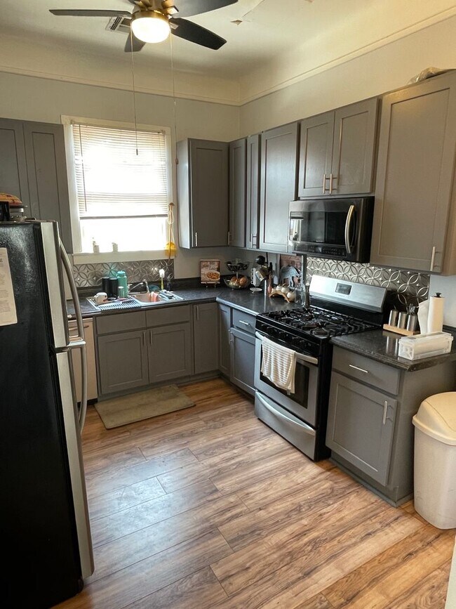Building Photo - Gorgeous 3BD Apartment above commercial space ON MAPLE ST