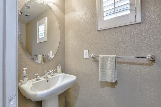 Building Photo - UPGRADED HOME WITH POPULAR FLOOR PLAN ELEG...