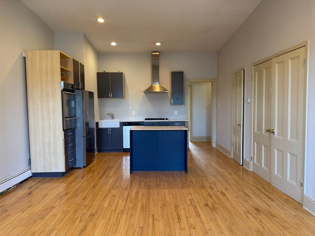 Building Photo - 225 Pine St