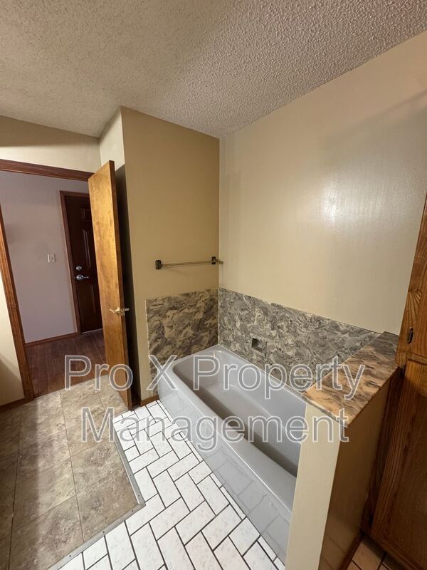 Building Photo - 510 E Elm St