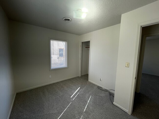 Building Photo - 317 W 18th St