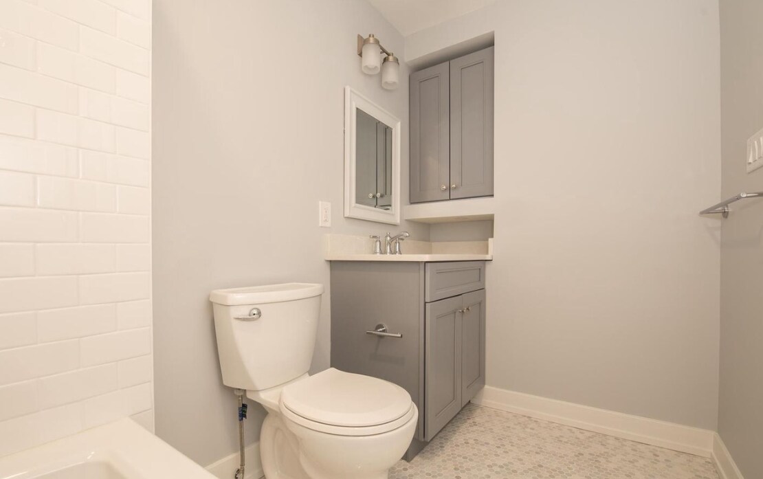 Main Bath - 1513 S Woodstock St