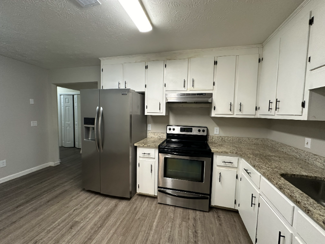 Building Photo - 2 Bedroom, 2 bath condo fourplex in Lawren...