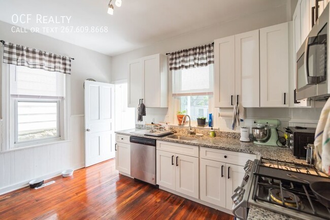 Building Photo - Gorgeous Large Manayunk Home with Parking