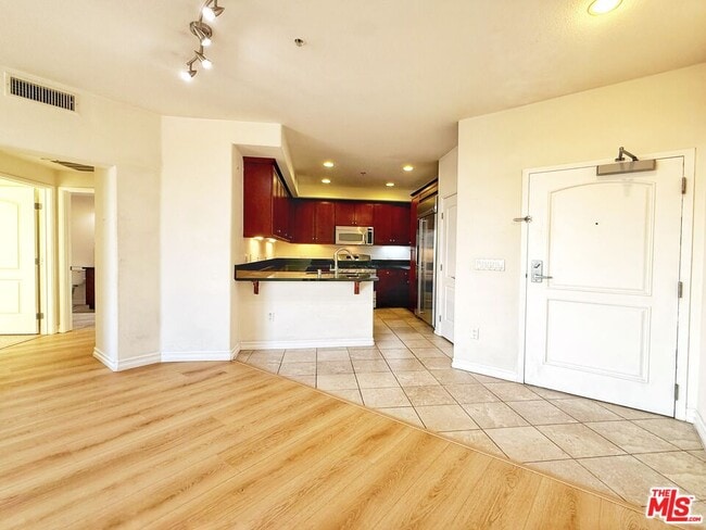 Building Photo - 629 Traction Ave