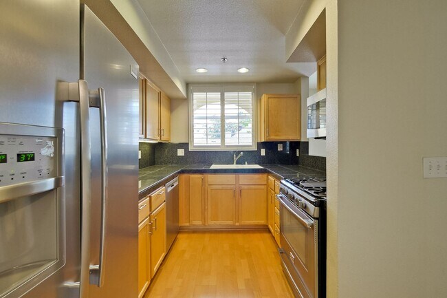 Building Photo - Downtown Mountain View l Stylish Home