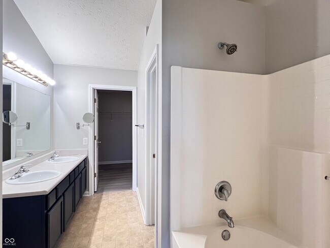 Building Photo - 713 Hollowood Ln