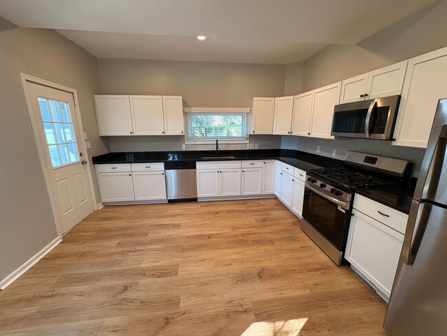 Building Photo - Large House Plattsmouth- with Garage