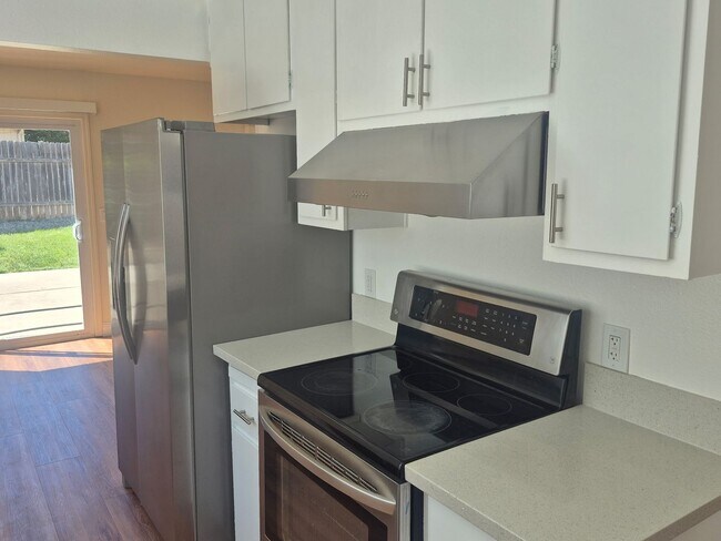 Building Photo - Updated 3 Bedroom Home