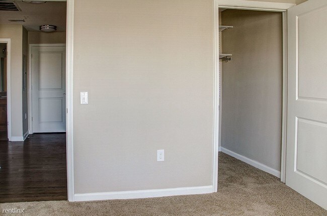 Building Photo - 3 br, 1 bath Apartment - Brennan Pointe II